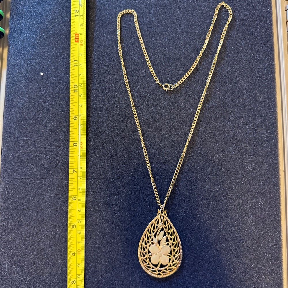 VTG Gold Tone Teardrop Pendant Necklace with Floral Detail